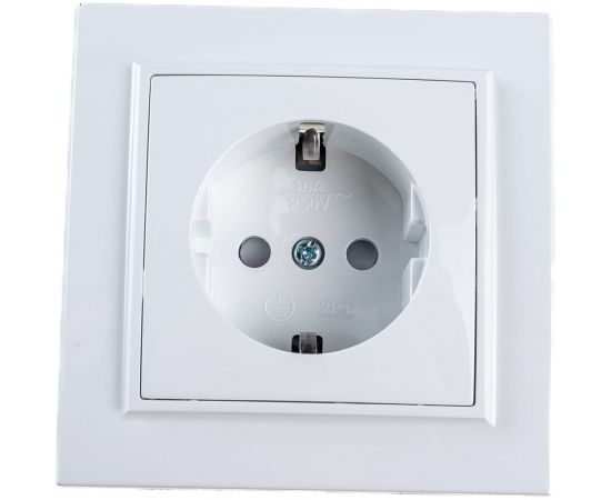 Розетка STEKKER 1-местная с заземлением, 220В, 16А с защитной шторкой, серия Эрна, белая 39050 