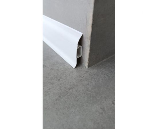 Напольный плинтус IDEAL Комфорт 55 мм, 2.5 м, 001 белый К55-1 001 БЕЛ – изображение 2