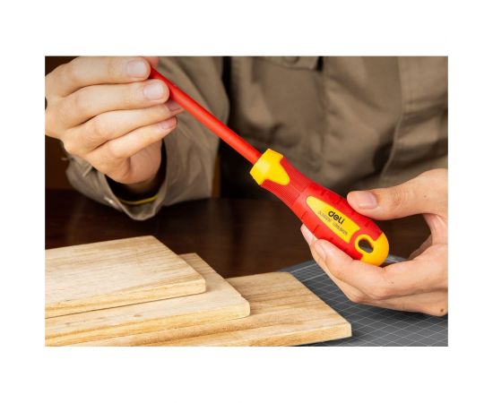 Диэлектрическая шлицевая отвертка DELI dl5151251 5,5x125мм сертификат vde до 1000в, магнитный наконечник, сталь cr-v, рукоять pp+tpr 110585 – изображение 3