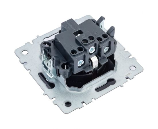 1-местная розетка IEK Brite рс14-1-0-брч с заземлением, с защитными шторками, 16А, черный BR-R14-16-K02 – изображение 3