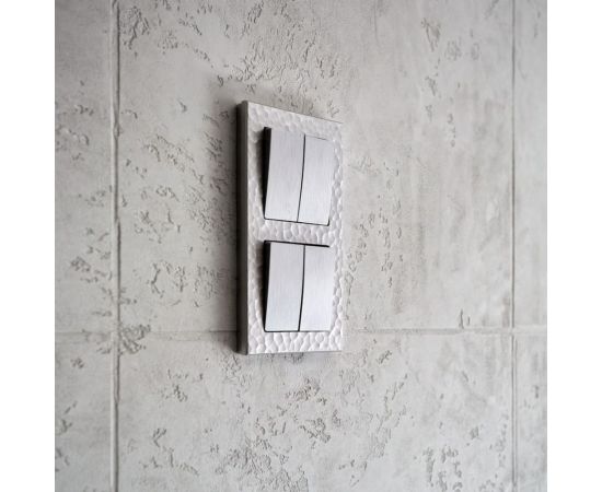 Двухклавишный выключатель WERKEL W1120009 (cеребряный рифленый) a051355 – изображение 3