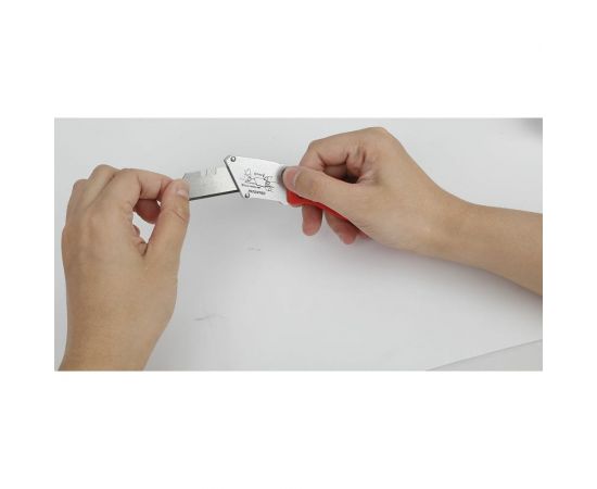 Складной быстросменный нож WORKPRO пластиковый, трапециевидные лезвия WP211002 – изображение 2