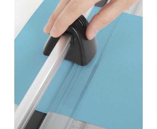 Роликовый резак BRAUBERG EXTRA A4, до 10 листов, длина реза 320 мм, металлическое основание 532325 – изображение 4