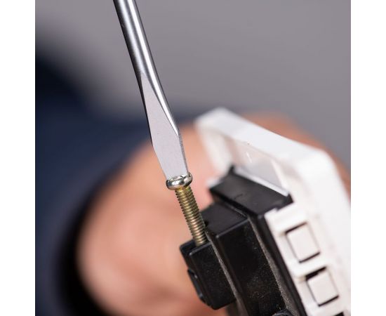 Шлицевая отвертка DELI DL6351501 5x150мм (магнит, TPR+PP ручка) 98351 – изображение 6